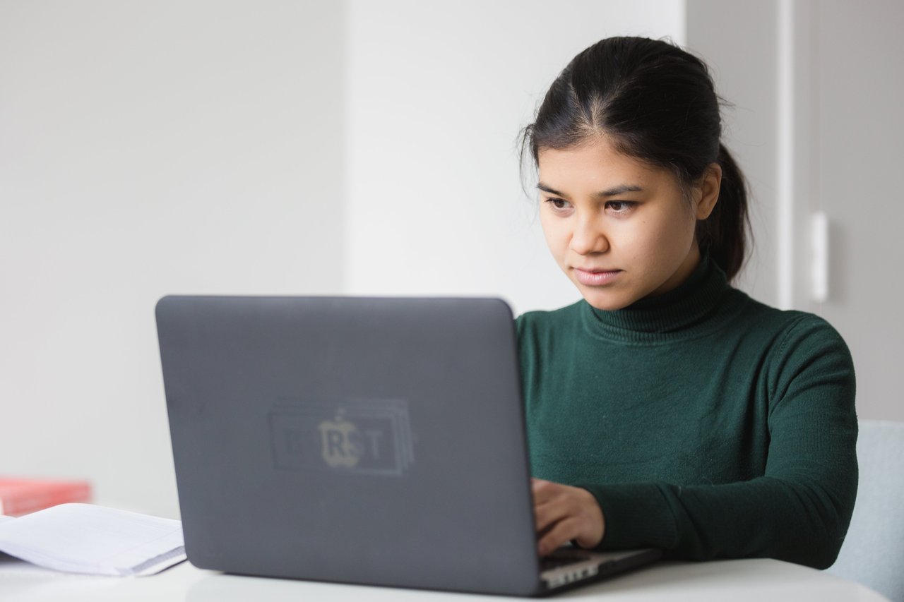 Удаленные ученики. Black girl studying.